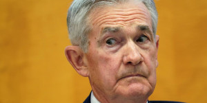 Beitragsbild des Blogbeitrags Fed hält Zinssätze stabil, sucht “größeres Vertrauen” in Inflationsziel; Bitcoin und Gold bleiben stabil.