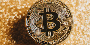 Beitragsbild des Blogbeitrags Grayscale Bitcoin Trust verzeichnet Verlangsamung der Reduktion, während neue ETFs an Boden gewinnen und über 160.000 BTC erworben werden.
