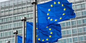 Beitragsbild des Blogbeitrags EU-Regulierungsbehörde schlägt strengere Regeln für ausländische Krypto-Unternehmen vor.
Kürzerer Titel: EU-Regulierungsbehörde schlägt strengere Regeln für ausländische Krypto-Unternehmen vor.
