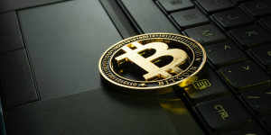 Beitragsbild des Blogbeitrags Wird Bitcoin bis 2028 die 1-Millionen-Dollar-Marke erreichen?  Experten streiten über mutige Preisprognose 