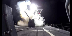 Beitragsbild des Blogbeitrags USA und Großbritannien haben Dutzende Houthi-Standorte angegriffen, um Schiffsangriffen ein Ende zu setzen
