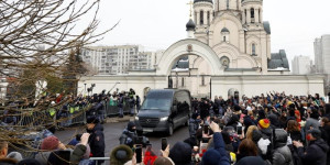 Beitragsbild des Blogbeitrags Tausende trotzen dem Kreml, um zur Beerdigung von Alexej Nawalny zu erscheinen 