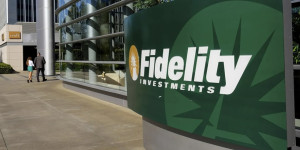 Beitragsbild des Blogbeitrags Fidelity integriert Staking in Spot Ethereum ETF zur Steigerung des Fonds-Einkommens 