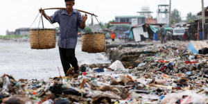 Beitragsbild des Blogbeitrags Ein indonesisches Dorf hat mit dem durch die Gezeiten eingeschleppten Müll zu kämpfen 