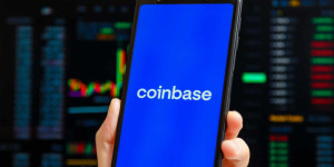 Beitragsbild des Blogbeitrags Coinbase unterstützt Blackrock bei tokenisiertem Investmentfonds
