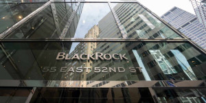 Beitragsbild des Blogbeitrags Bitcoin bevorzugt bei Blackrock-Kunden, während IBIT Holdings 243K BTC erreichen. 