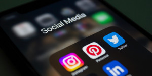 Beitragsbild des Blogbeitrags Social-Media-Sturm beschert Dogecoin einen Preisanstieg von 14 % – Details