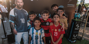 Beitragsbild des Blogbeitrags Non-Profit-Veranstaltung zum Thema Messi sammelt Geld zur Unterstützung von Kindern im argentinischen Club Caacupé 