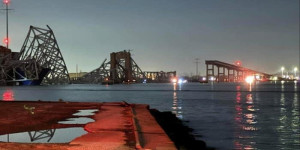 Beitragsbild des Blogbeitrags Straßenbrücke in Baltimore stürzt nach Zusammenstoß eines Containerschiffs ein 