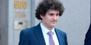 Beitragsbild des Blogbeitrags FTX-Gründer Sam Bankman-Fried wegen Betrugs zu 25 Jahren Gefängnis verurteilt