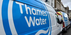 Beitragsbild des Blogbeitrags Die Muttergesellschaft von Thames Water gibt an, dass sie mit ihren Schulden in Verzug geraten sei 