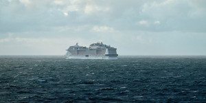 Beitragsbild des Blogbeitrags Kreuzfahrtschiff mit 1500 Passagieren steckt in Barcelona fest. 