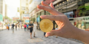 Beitragsbild des Blogbeitrags Hongkongs Spot-ETF-Bericht treibt BTC in die Höhe; Investoren strömen in den Bitbot-Vorverkauf