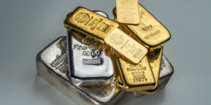 Beitragsbild des Blogbeitrags Gold und Silber trotzen dem Sturm, während Unruhen im Nahen Osten die Kryptomärkte erschüttern. 