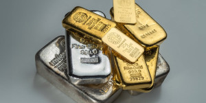 Beitragsbild des Blogbeitrags Gold und Silber trotzen dem Sturm, während Unruhen im Nahen Osten die Kryptomärkte erschüttern.