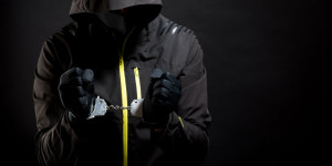 Beitragsbild des Blogbeitrags Ehemaliger Sicherheitsingenieur zu drei Jahren Haft verurteilt wegen Hacking von zwei dezentralen Börsen
Kürzer: Ex-Sicherheitsingenieur erhält drei Jahre Haft für Hacking von zwei dezentralen Börsen.