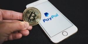 Beitragsbild des Blogbeitrags Paypal-Partnerschaft ermöglicht US-Nutzern von Moonpay den Kauf von Krypto mit ihren Paypal-Konten. 
