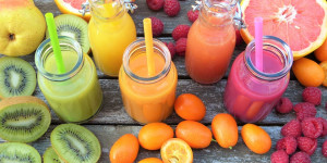 Beitragsbild des Blogbeitrags Entsaften vs. Smoothies: Was ist besser?