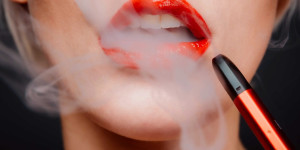 Beitragsbild des Blogbeitrags 12-jähriges Mädchen fällt wegen Vaping ins Koma: Die Gefahren des E-Zigarettenkonsums bei Jugendlichen werden durch herzzerreißende Geschichte verdeutlicht 