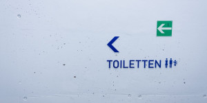 Beitragsbild des Blogbeitrags Mobile Toiletten für Menschen mit Behinderungen – was sagen die Vorschriften? 