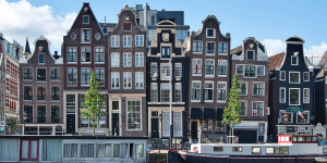 Beitragsbild des Blogbeitrags Amsterdam mal anders erleben: Mit dem Hausboot die Niederlande erobern 