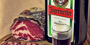 Beitragsbild des Blogbeitrags Jägermeister Spruch: Die Geschichte hinter dem Kultgetränk