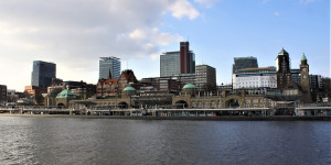 Beitragsbild des Blogbeitrags Hafenrundfahrt Rotterdam: Eine Stadt vom Wasser aus entdecken 