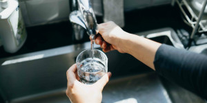 Beitragsbild des Blogbeitrags Steigert die Zugabe von Salz zum Trinkwasser die Flüssigkeitszufuhr?