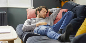 Beitragsbild des Blogbeitrags So lange sollten Sie für eine optimale Gehirngesundheit schlafen