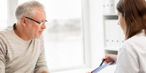 Beitragsbild des Blogbeitrags Die Medicare-Berechtigung ist mit einer Verbesserung des Zugangs zur Gesundheitsversorgung für Erwachsene mit niedrigem Einkommen verbunden