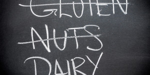 Beitragsbild des Blogbeitrags Eine gezielte kognitive Verhaltenstherapie kann die Angst vor Nahrungsmittelallergien bei Kindern und Eltern reduzieren