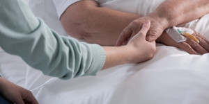 Beitragsbild des Blogbeitrags Kollaborative, häusliche Palliativpflege kann die Ergebnisse am Lebensende von Menschen mit chronischer Herzinsuffizienz verbessern