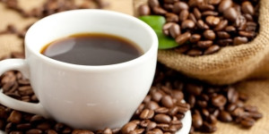 Beitragsbild des Blogbeitrags Kaffeetrinken ist mit einer längeren Lebensdauer und einem geringeren Risiko für Herz-Kreislauf-Erkrankungen verbunden