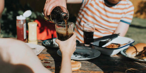 Beitragsbild des Blogbeitrags Tägliche zuckerhaltige Getränke können das Risiko für Leberkrebs und den Tod durch chronische Lebererkrankungen erhöhen 