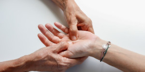 Beitragsbild des Blogbeitrags Die positiven Auswirkungen einer Massage auf Geist und Körper