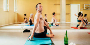 Beitragsbild des Blogbeitrags Hot Yoga könnte laut Studie bei der Behandlung von Depressionssymptomen helfen
