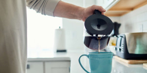 Beitragsbild des Blogbeitrags Kaffeetrinken kann Ihnen helfen, Ihr Gewicht zu kontrollieren – solange Sie auf Zucker verzichten 