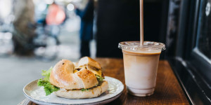Beitragsbild des Blogbeitrags Was ist ein geschöpfter Bagel – und ist er wirklich gesünder?