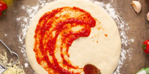 Beitragsbild des Blogbeitrags 32 kreative Rezepte für selbstgemachten Pizzateig + Bonus-Tipps