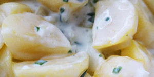 Beitragsbild des Blogbeitrags Rezept: Der BESTE Kartoffelsalat auf Joghurtbasis (Basisrezept inkl. 7 kreative Varianten)