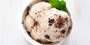 Beitragsbild des Blogbeitrags Rezept: Cremiges Stracciatella Tonkabohnen Eis