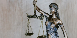 Beitragsbild des Blogbeitrags Wofür braucht man eine Rechtsschutzversicherung? › Alle Infos | Sophia