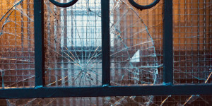 Beitragsbild des Blogbeitrags Was deckt die Haushaltsversicherung bei Glasbruch ab? | Sophia