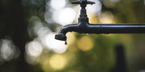 Beitragsbild des Blogbeitrags Wasserschaden: Was zahlt die Haushaltsversicherung? | Sophia 