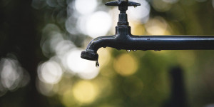 Beitragsbild des Blogbeitrags Wasserschaden: Was zahlt die Haushaltsversicherung? | Sophia
