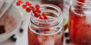 Beitragsbild des Blogbeitrags Bubbly Friday: Fresh & Spiked Berry Lemonade