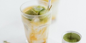 Beitragsbild des Blogbeitrags (Iced) Turmeric Ginger Matcha Latte