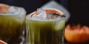 Beitragsbild des Blogbeitrags Bubbly Friday: Matcha Blutorangen Gin Fizz 