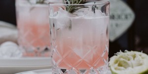Beitragsbild des Blogbeitrags Bubbly Friday: Rhabarber Rosmarin Smash 