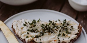 Beitragsbild des Blogbeitrags Cremiger Schnittlauch-Ei-Aufstrich